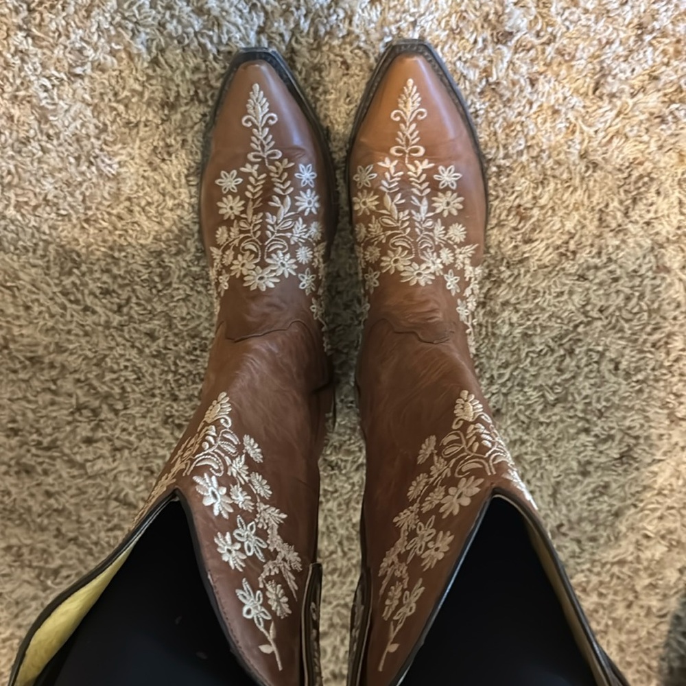 Light brown cowgirl boots